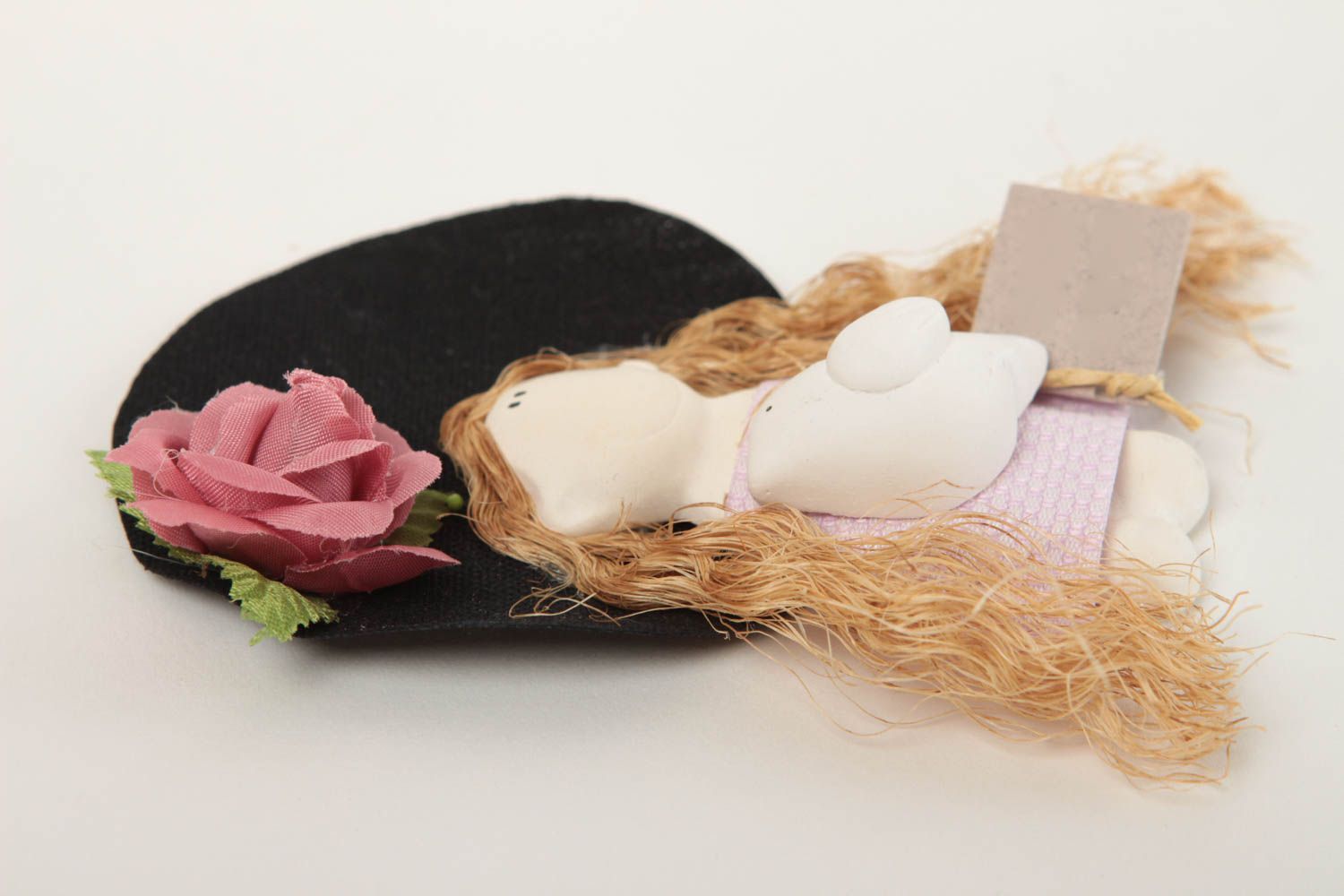 Кукла ручной работы с петелькой декор для дома тряпичная кукла в черной шляпе фото 2