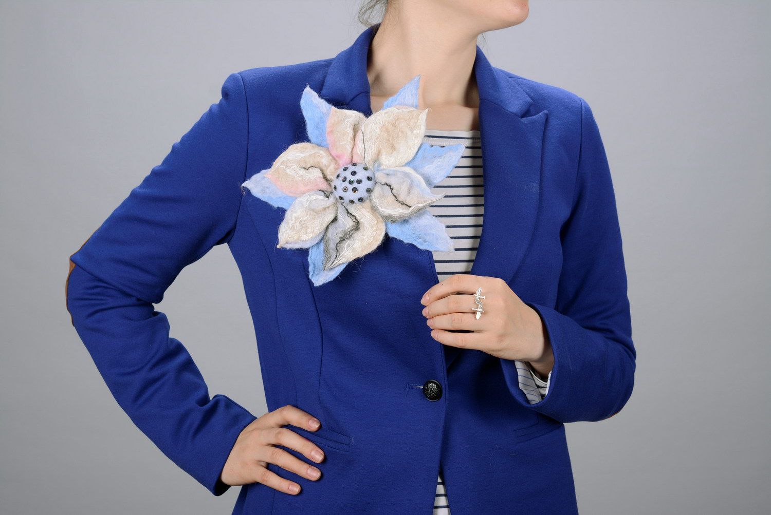 Grosse broche en laine Fleur bleue photo 1