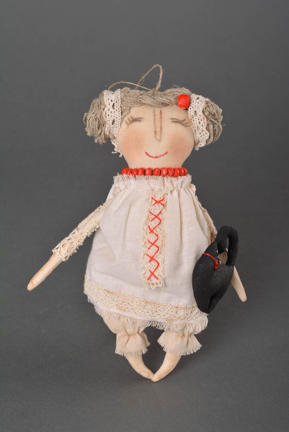 Кукла ручной работы декор для дома тряпичная кукла из бязи Девочка с любимцем фото 1
