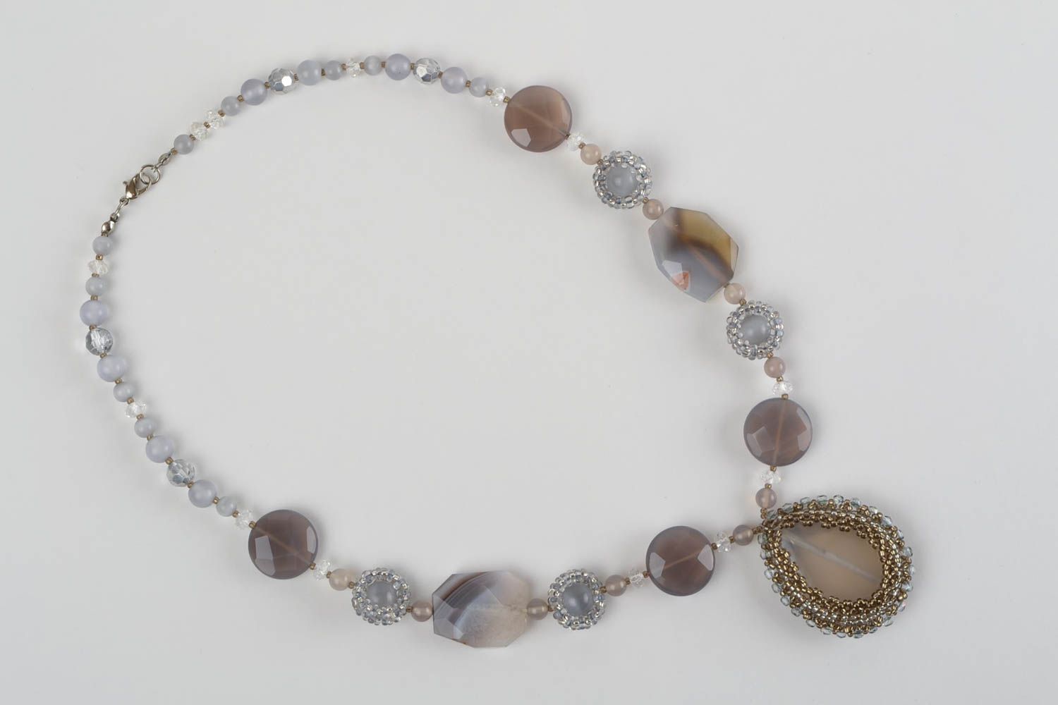 Grand collier en pierres naturelles et perles de rocaille fait main gris cendré photo 3