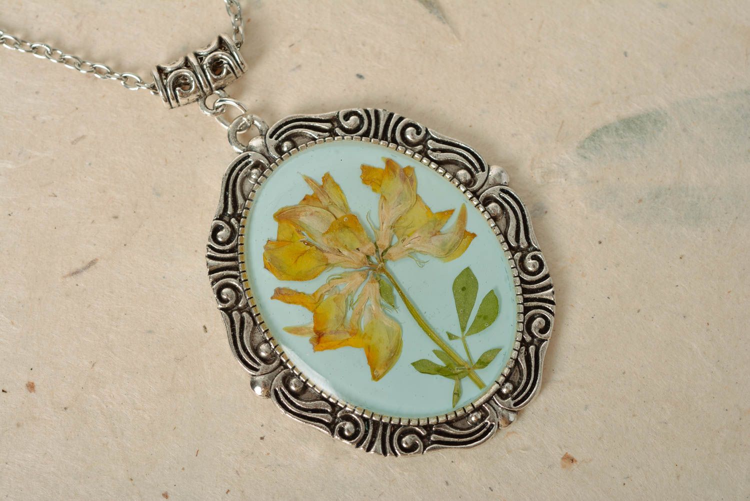 Colgante hecho a mano con flores naturales en resina epoxi ovalado con cadenita foto 4