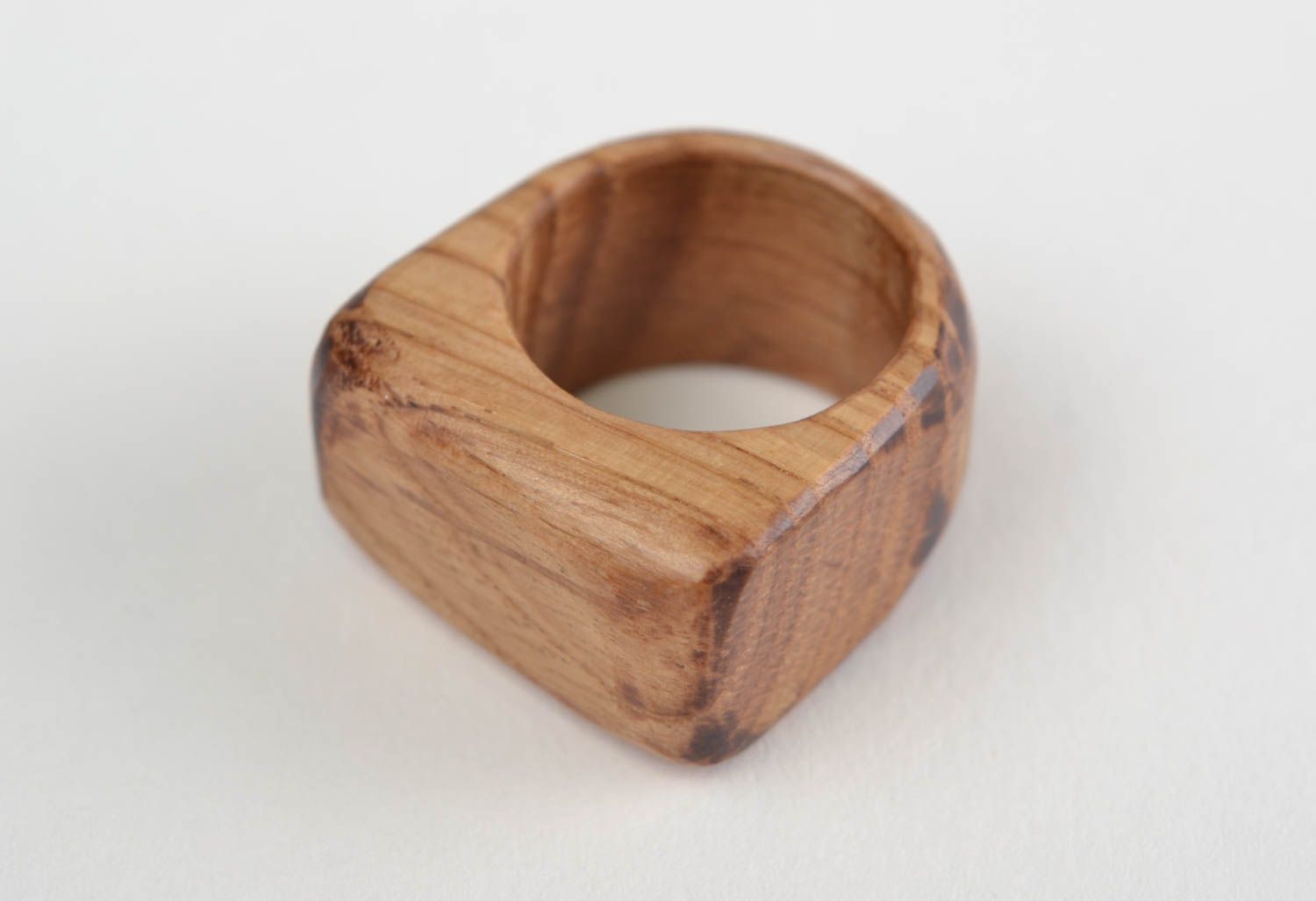 Резное кольцо деревянное светлое стильное объемное красивое унисекс хэнд мейд фото 5