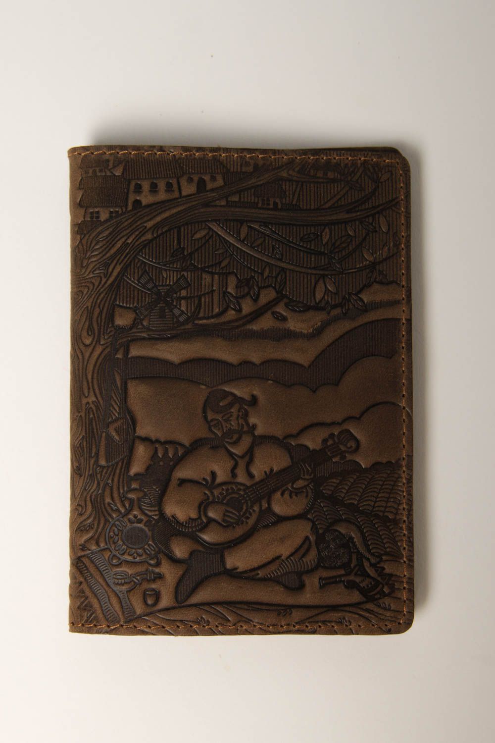Обложка на паспорт ручной работы необычный подарок темный кожаный аксессуар фото 2