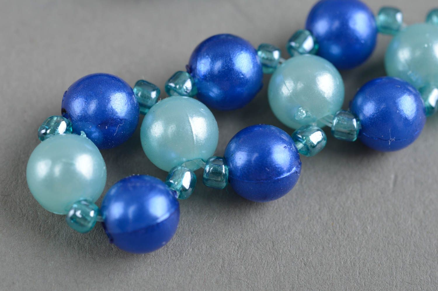 Handmade Ohrringe aus Glasperlen und Perlmutt Kugeln für Kleid in blauem Farbton foto 5