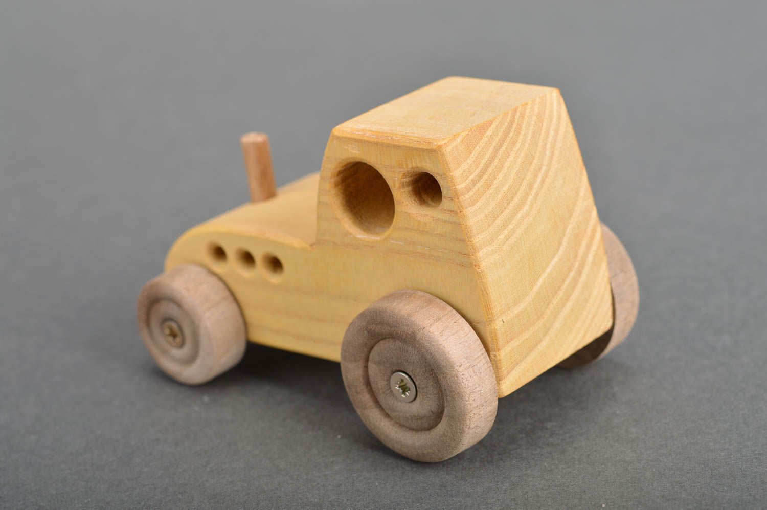 Juguete de madera ecológico original para niños hecho a mano tractor bonito foto 5