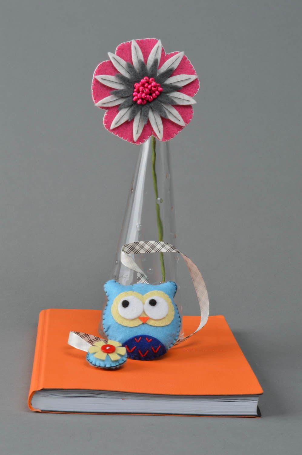 Фетровая игрушка-закладка для книг сова ручной работы красивая на ленте голубая фото 1