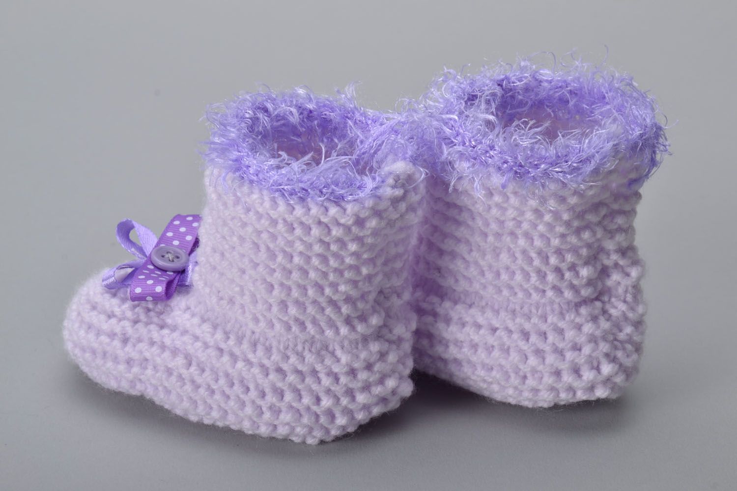 Chaussons de bébé tricotés mauves en fils acryliques  photo 3