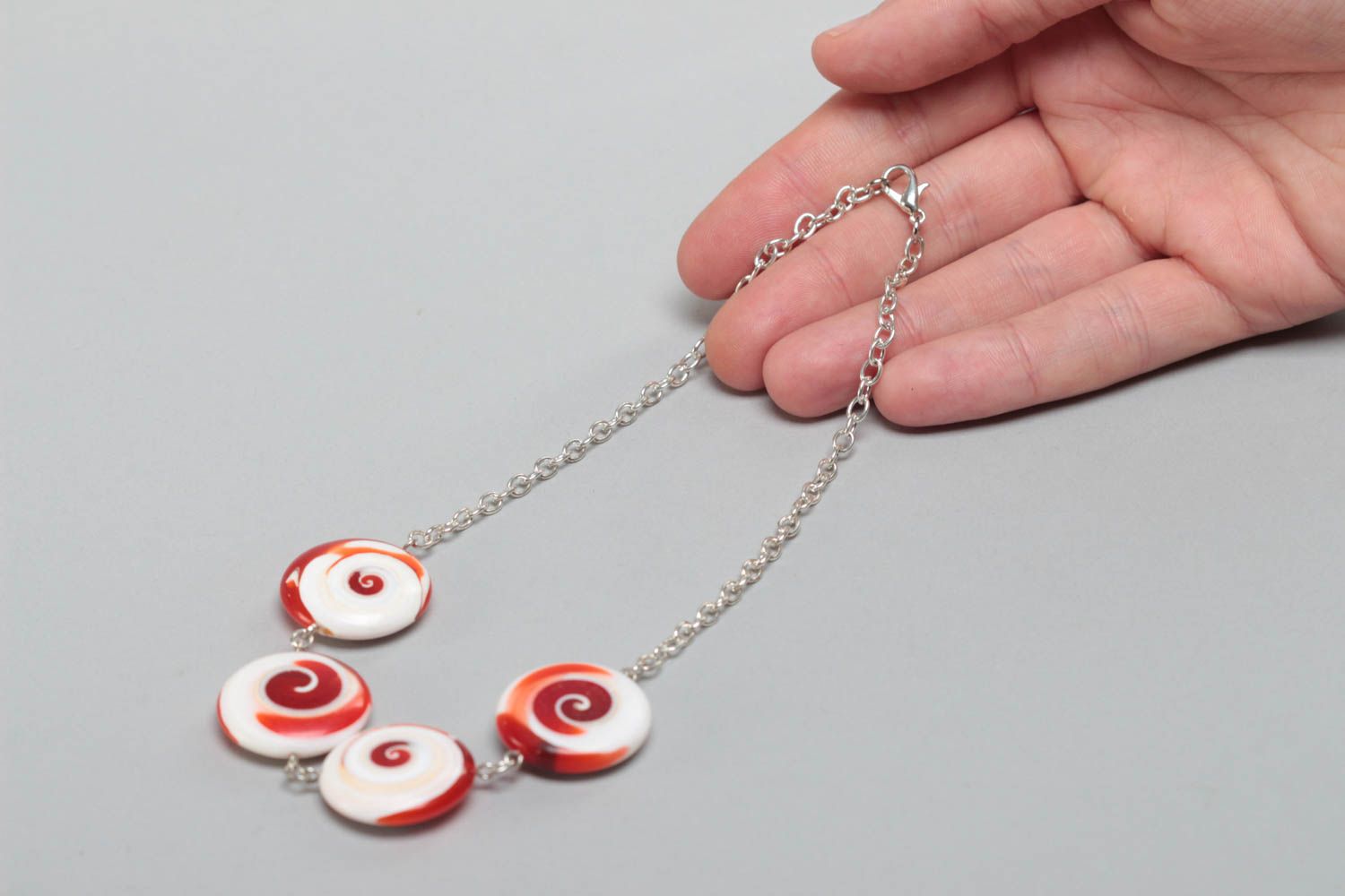 Collier en perles plastiques sur chaîne rouge et blanc fait main pour fillette photo 5