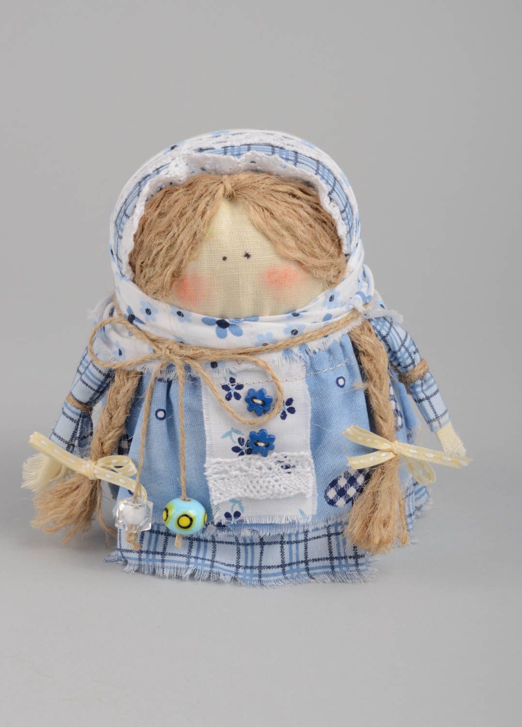 Кукла-оберег зерновушка ручной работы из ткани наполненная крупой красивая фото 2