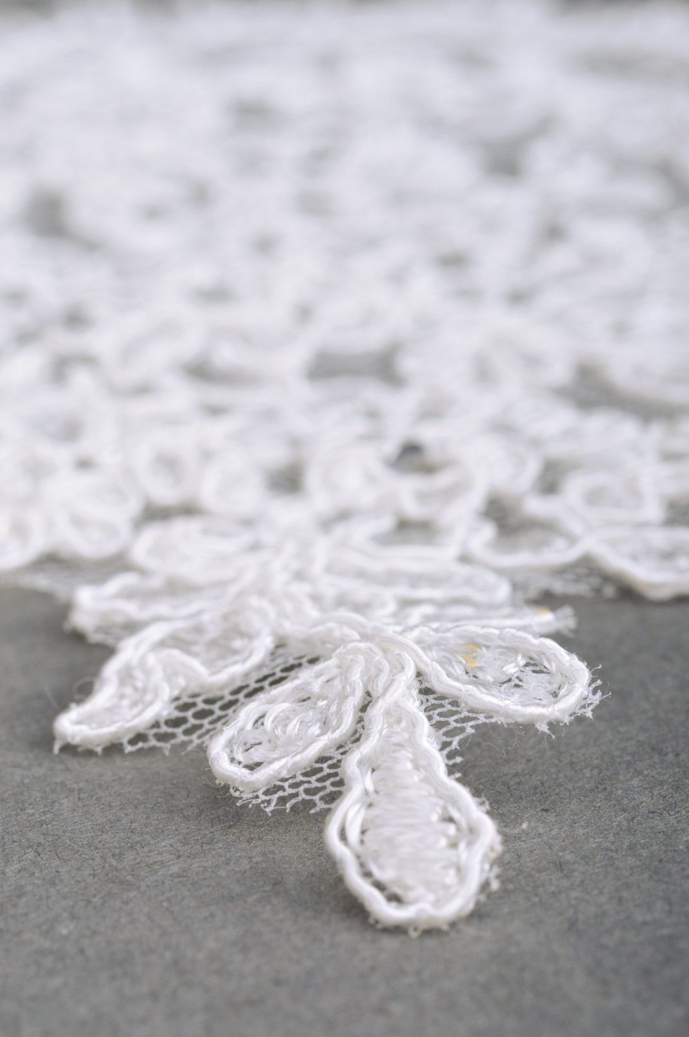 Свадебные перчатки из французского кружева короткие ручной работы белые фото 5