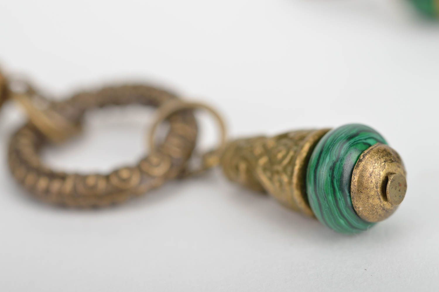 Gehänge Ohrringe aus Metall mit Perlen im Vintage Stil handgeschaffen grell  foto 4