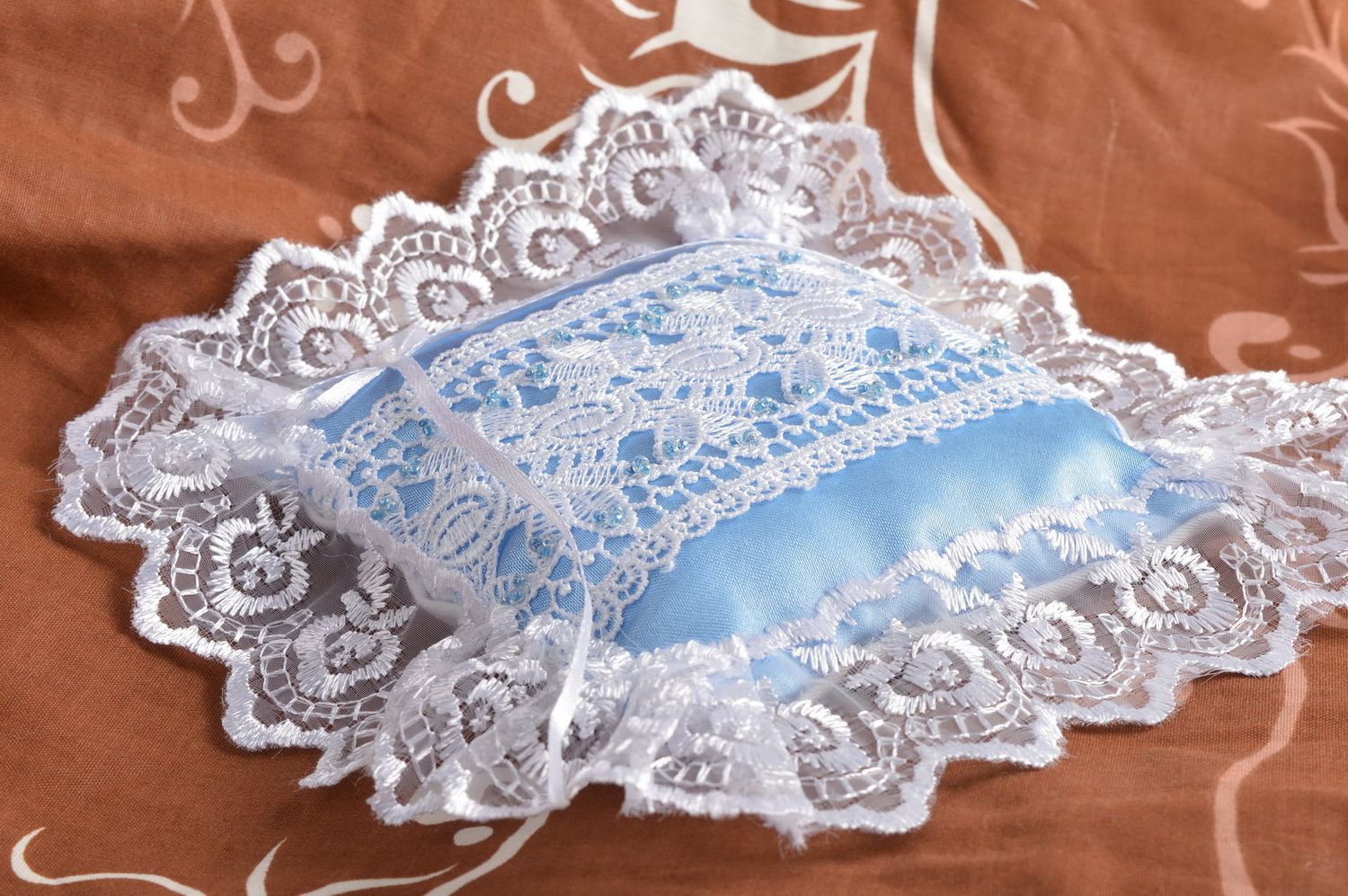Свадебная подушечка для колец из атласа с кружевом голубенькая ручной работы фото 1