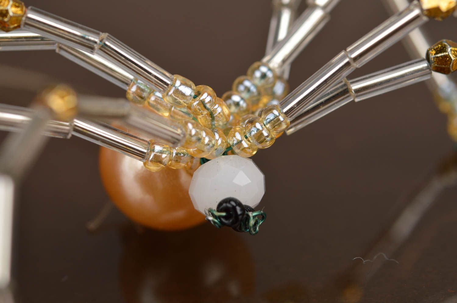 Deko Anhänger aus Glasperlen Spinne klein in Gold handgemacht künstlerisch schön foto 4