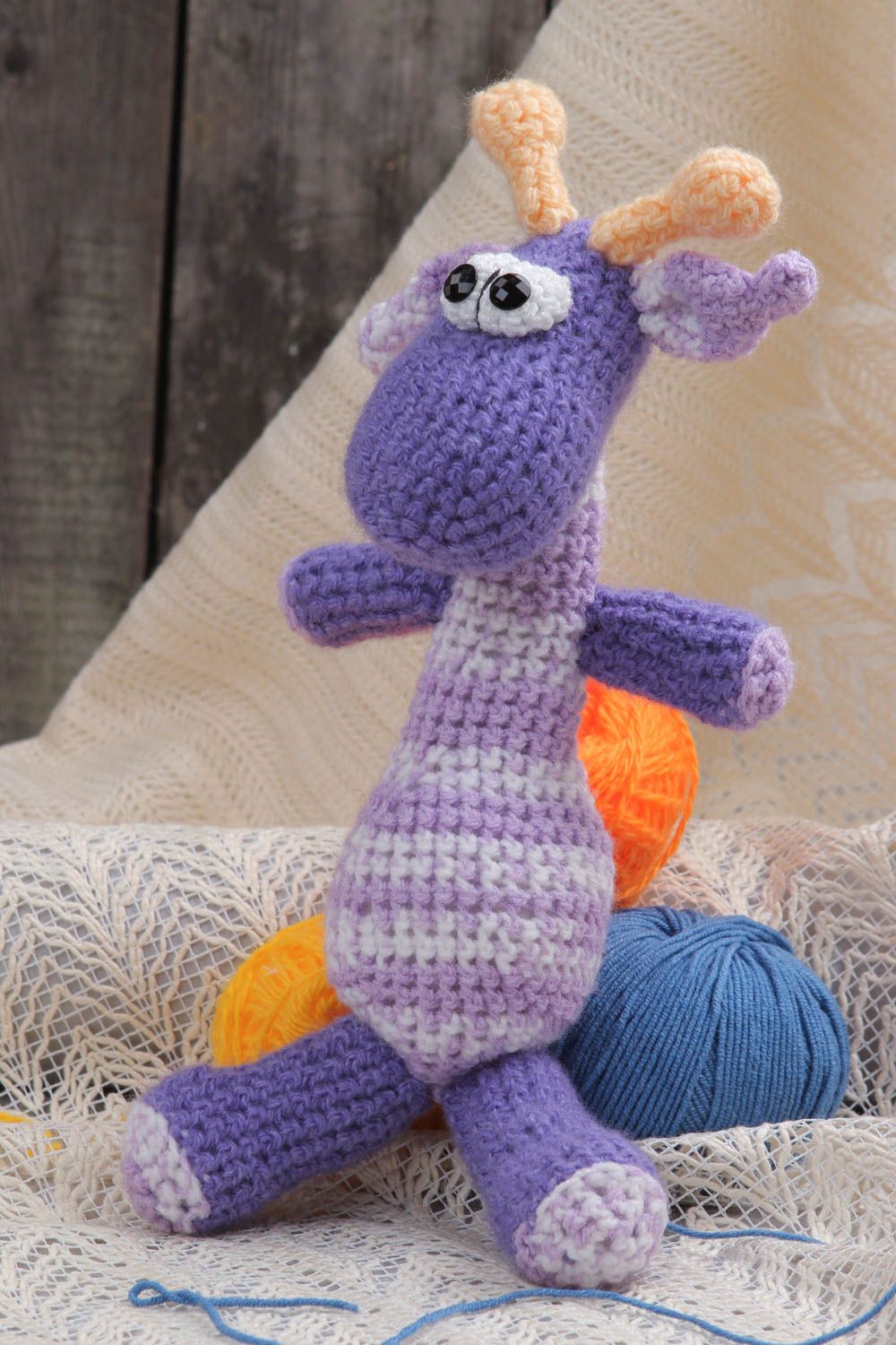 Peluche girafe violette faite main Jouet tricoté au crochet Cadeau enfant photo 1