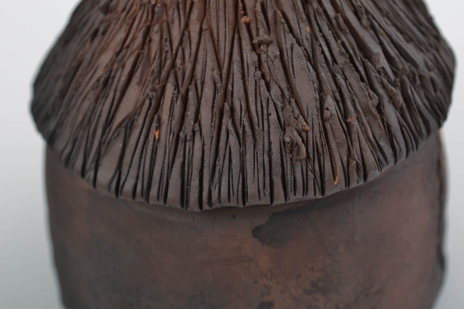 Tirelire en argile originale faite main brune en forme de petite maison photo 5