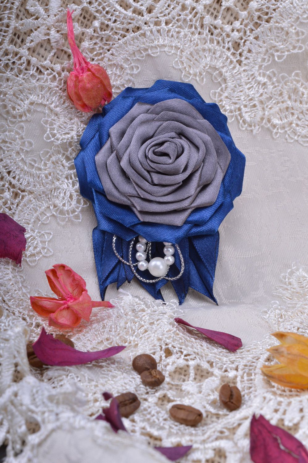 Брошь в виде розы из ткани с бусинами и бисером синяя с серым ручной работы фото 1