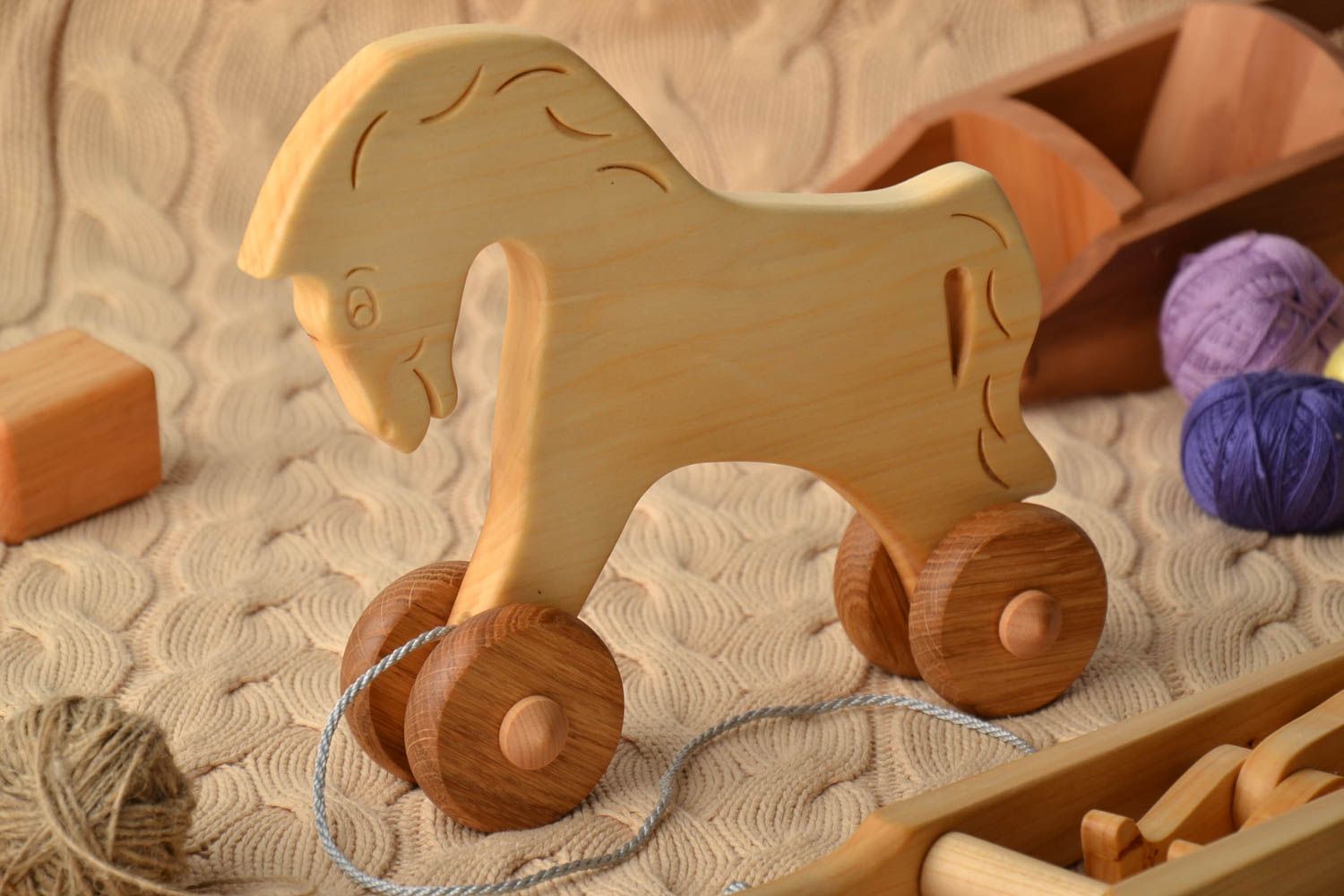 Деревянная игрушка лошадка на веревочке фото 1