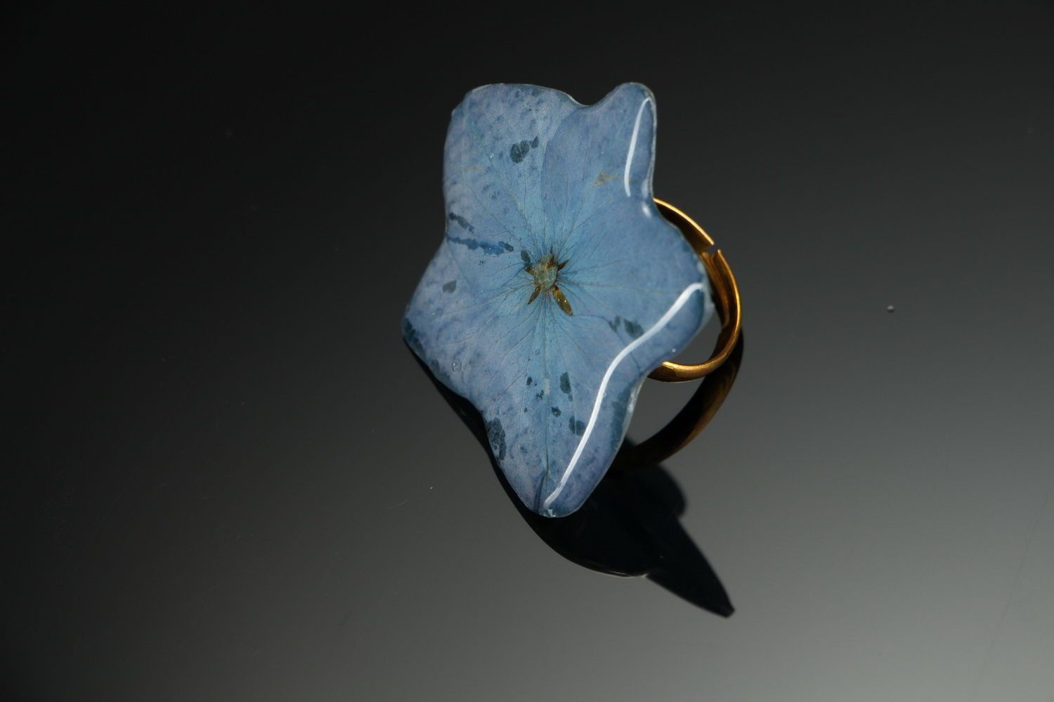 Handgemachter Ring aus Epoxidharz mit echten Blumen Hortensie foto 2