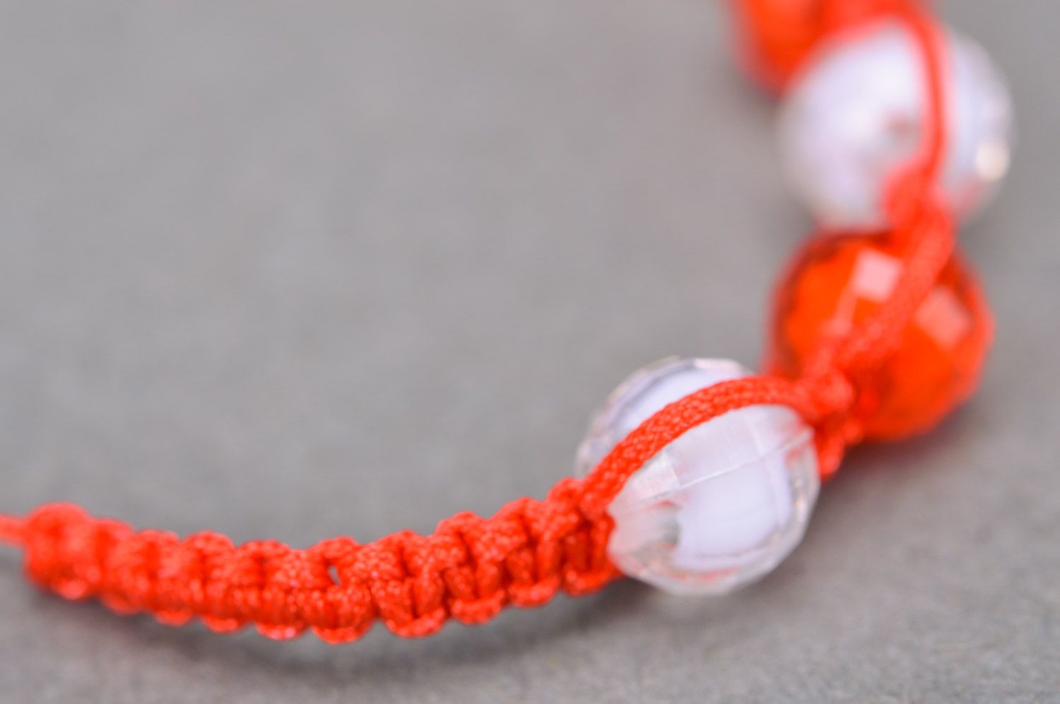 Schönes buntes geflochtenes Armband aus Fäden und weißen Glasperlen für Kinder foto 4