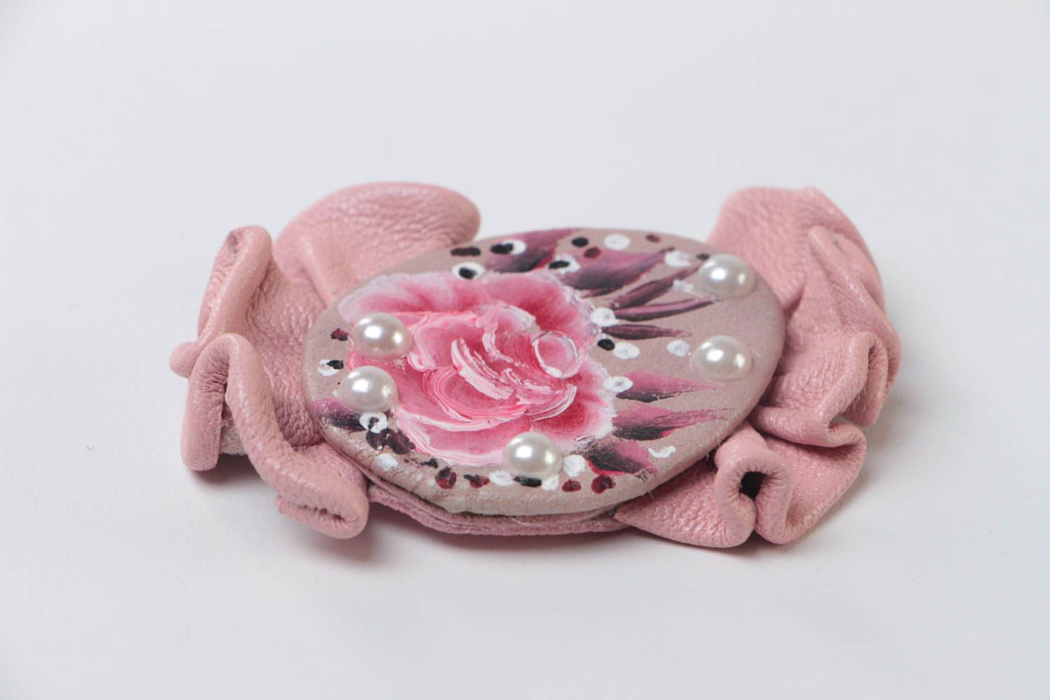 Petite broche en cuir naturel avec peinture faite main rose design de créateur photo 3