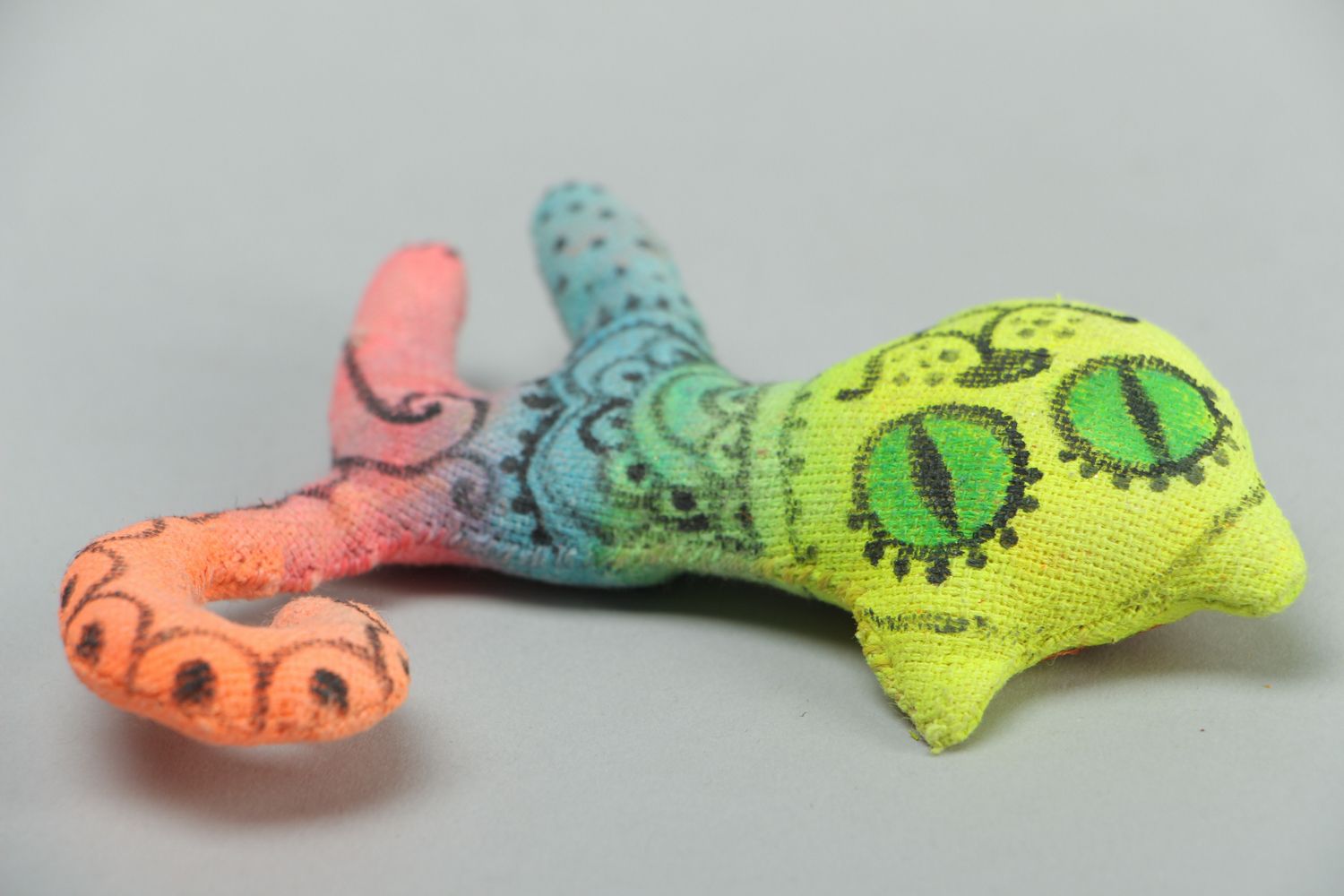 Флюоресцентная мягкая игрушка ручной работы из ткани фото 2