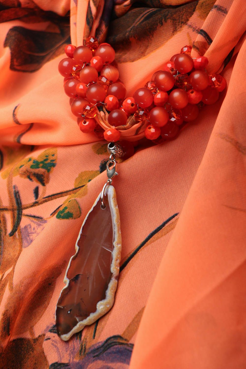 Sciarpa bella di seta fatta a mano accessorio da donna originale con pietre foto 2