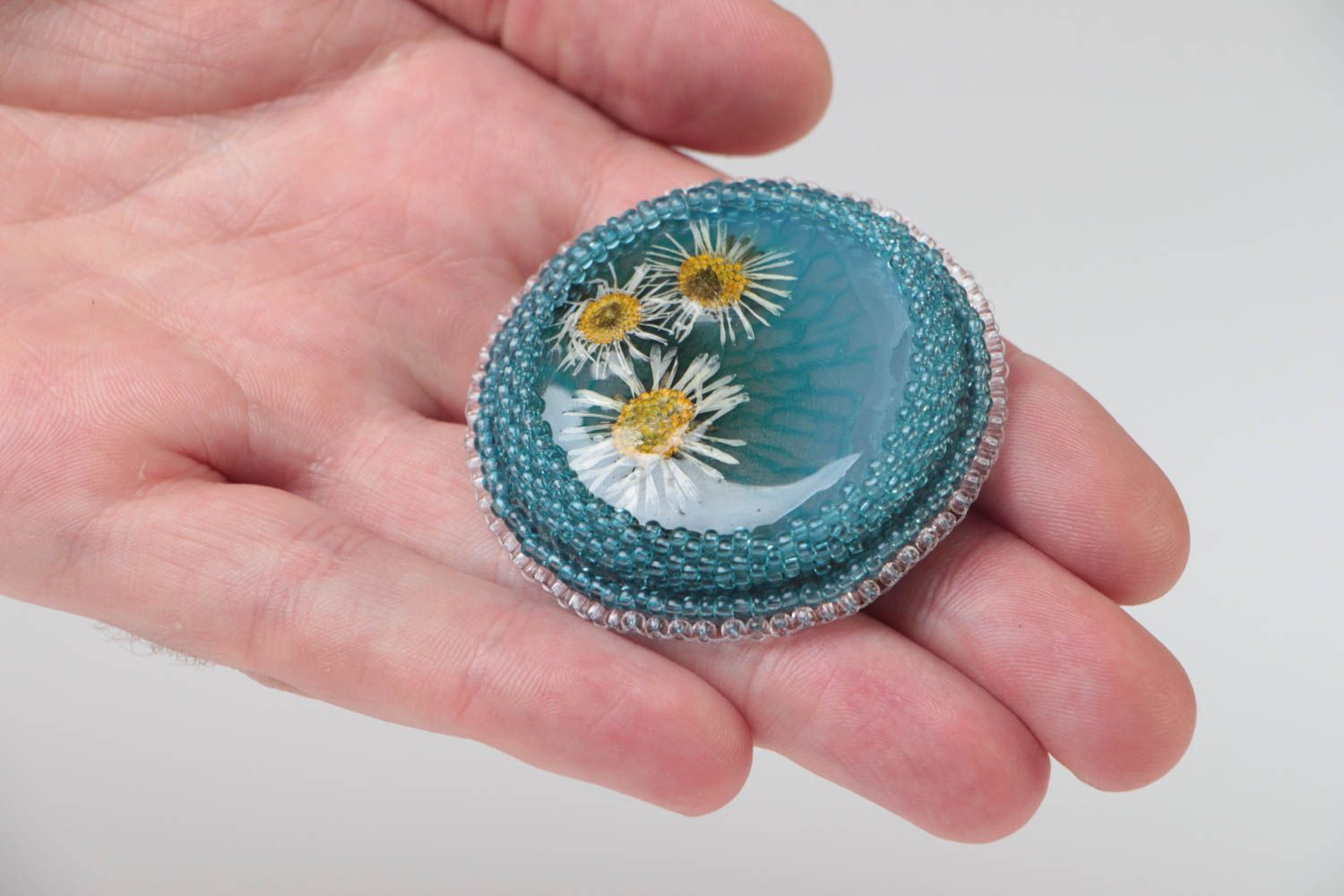 Broche artesanal redondo con ágata flores naturales y abalorios de color azul foto 5