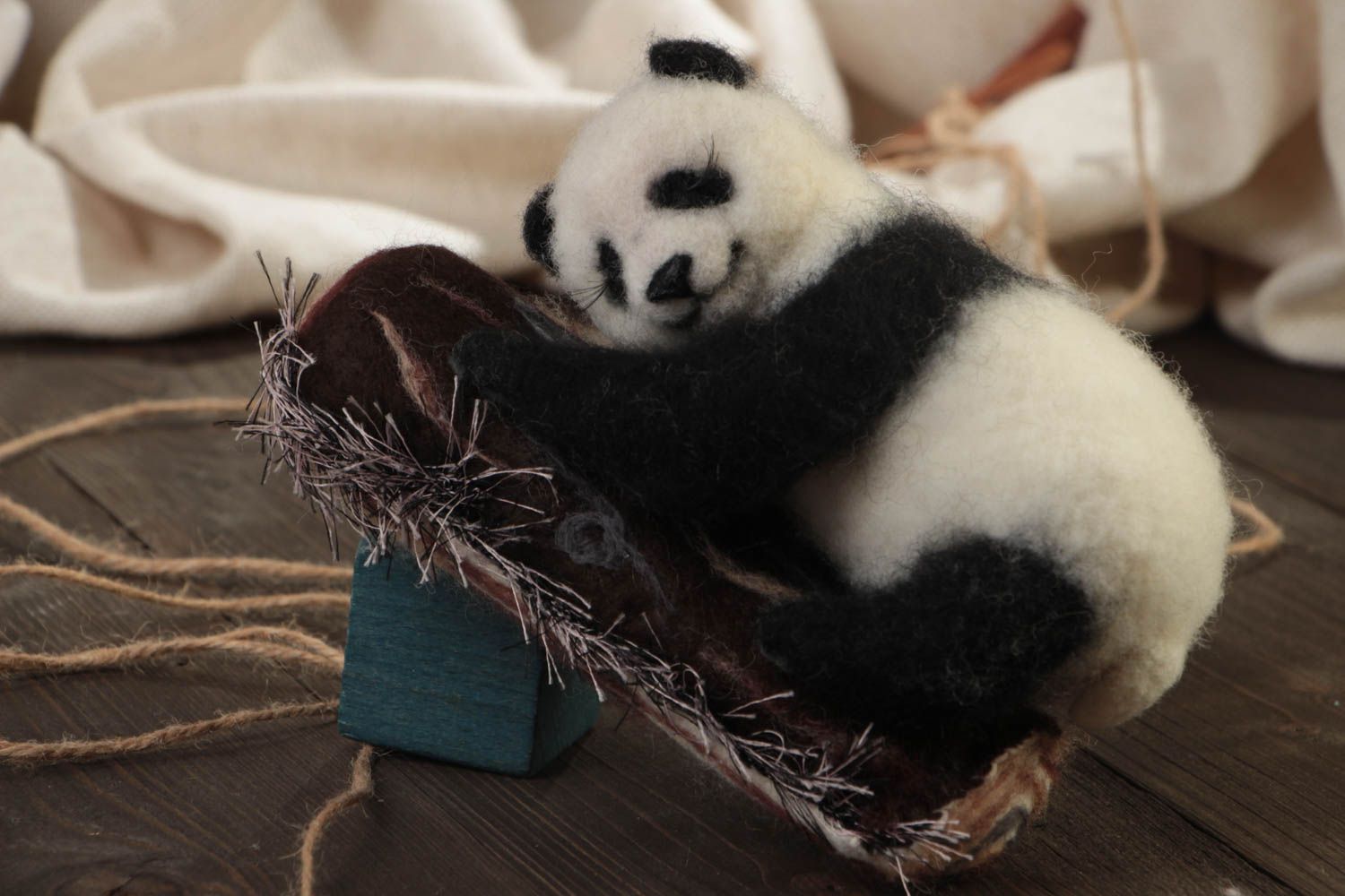 Figurine panda sur rondin en laine feutrée petite faite main originale photo 1