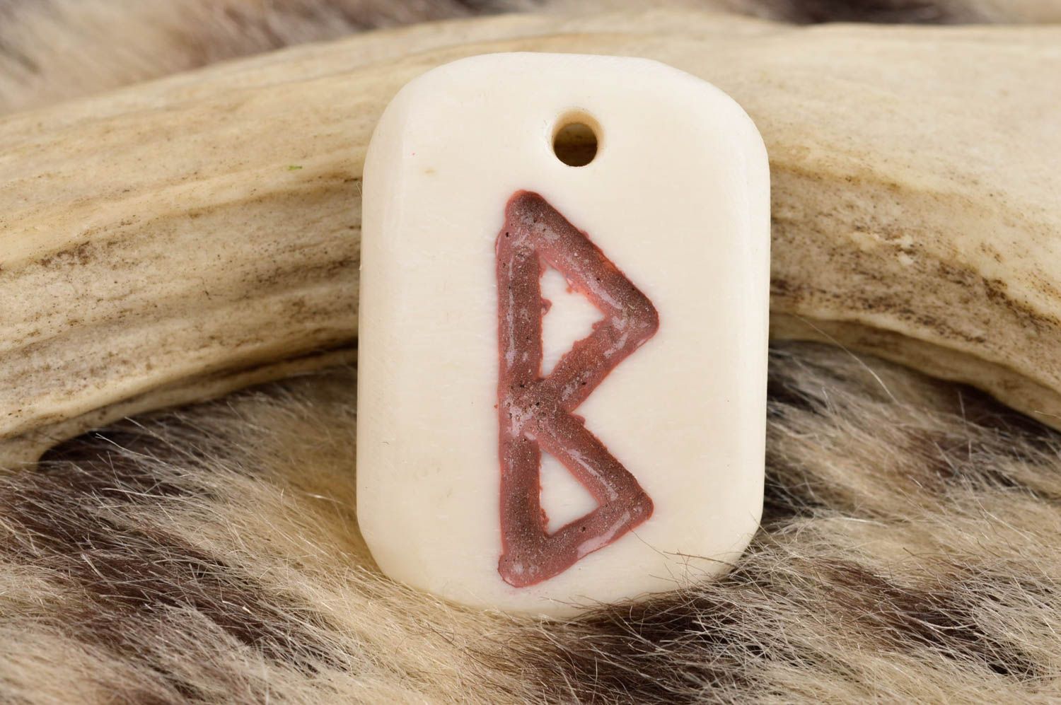 Pendentif rune Berkana Bijou fait main en os de boeuf Accessoire original photo 1