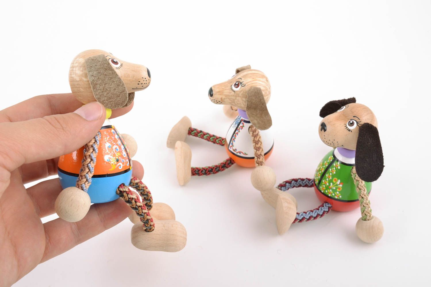 Juguetes de madera artesanales pintados multicolores tres piezas perritos foto 2