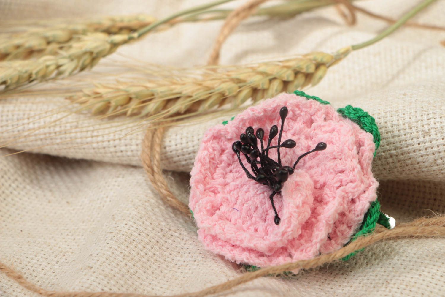 Barrette à cheveux festive originale rose tricotée faite main pour femme photo 1