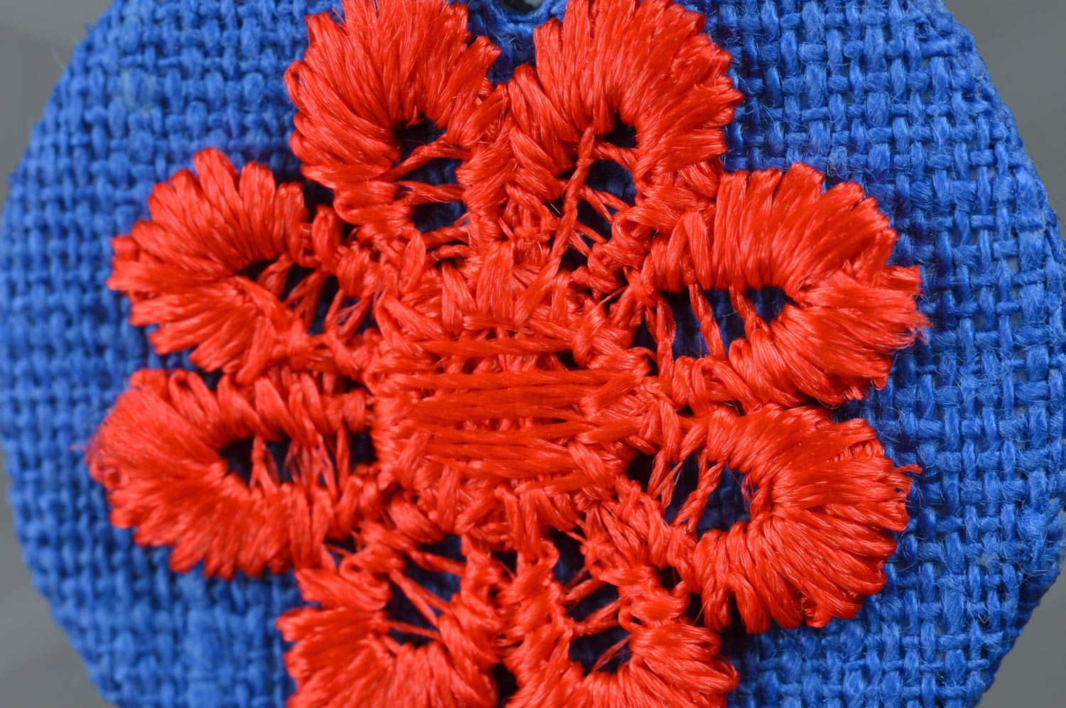 Серьги круглые из ткани с ажурным цветком синие с красным подвески ручная работа фото 3
