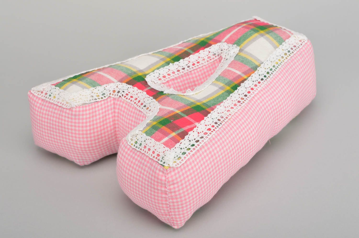 Интерьерная подушка в виде буквы А из хлопка ручной работы розовая в клеточку фото 3
