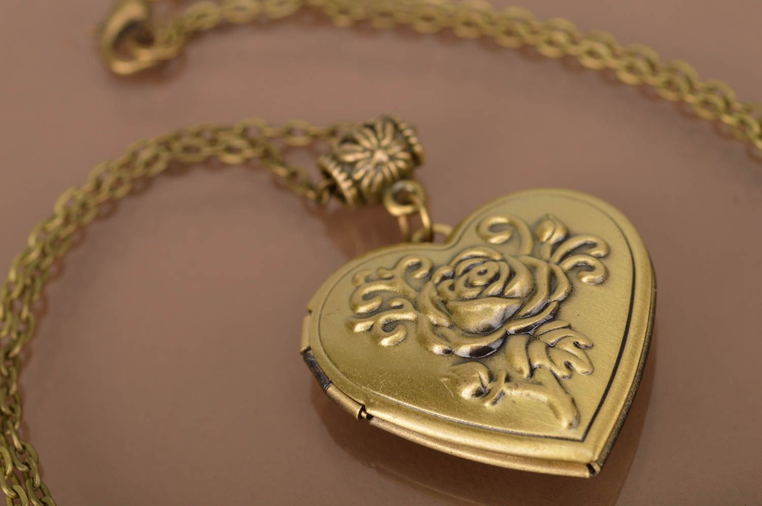 Pendentif médaillon Bijoux fait main cœur en métal Accessoire femme cadeau photo 4