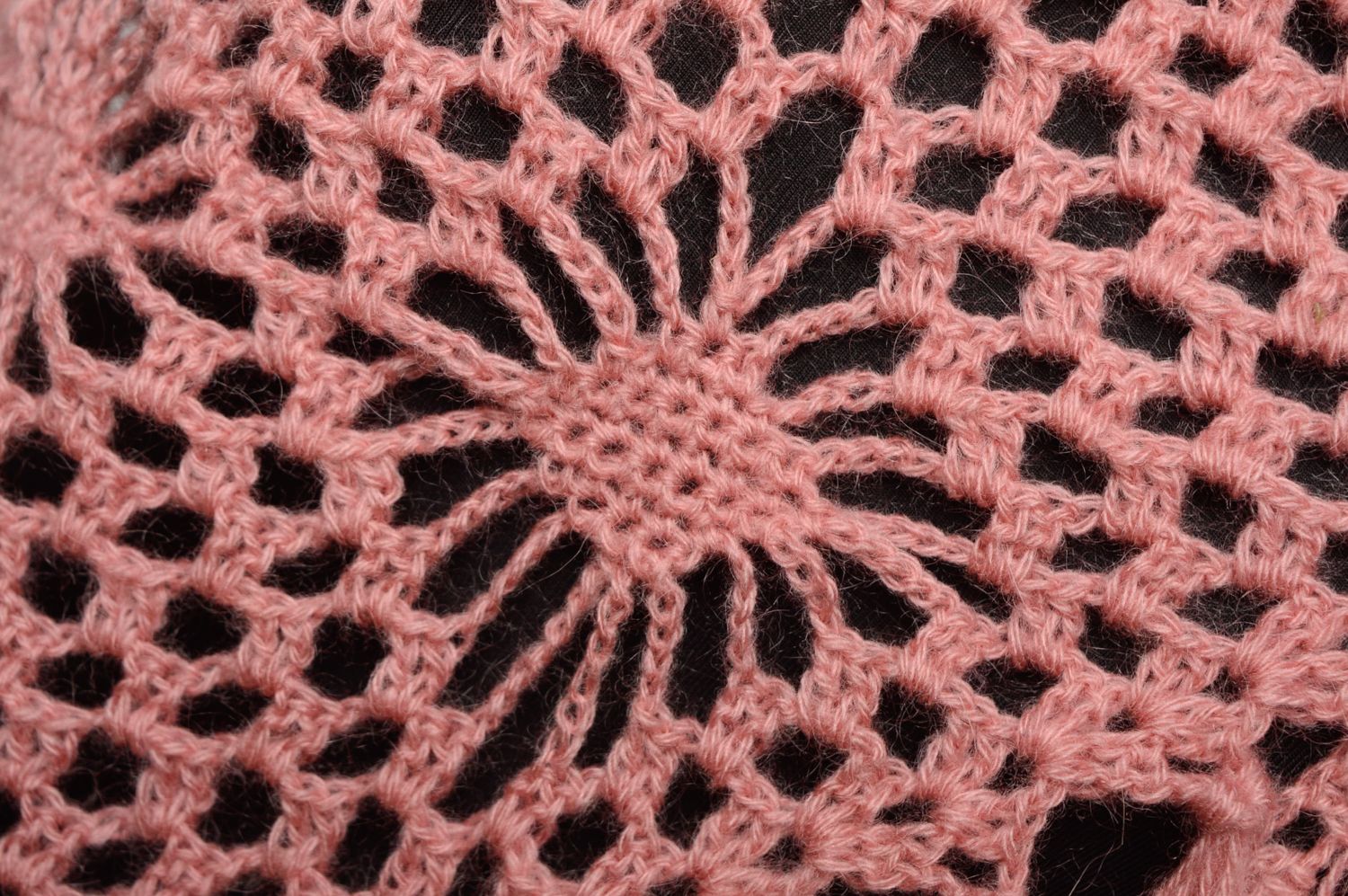 Chal tejido a ganchillo de color rosado foto 2
