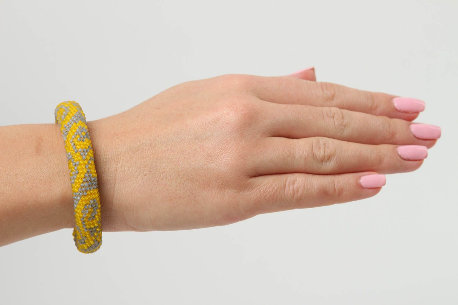 Bracelet spirale Bijou fait main jaune gris perles de rocaille Accessoire femme photo 5