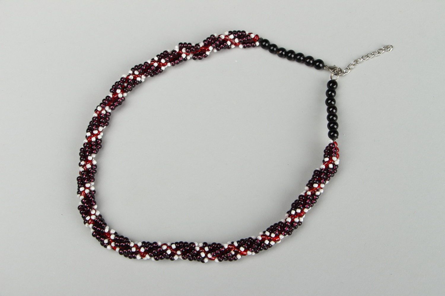 Collier tressé en perles de rocaille rouge et blanc  photo 3
