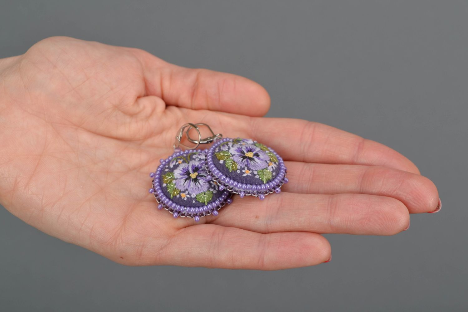 Runde violette Ohrringe mit Stickerei  foto 2