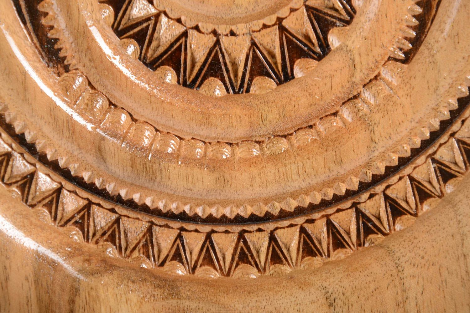 Деревянная посуда ручной работы подарочная тарелка резная декор на стену фото 3