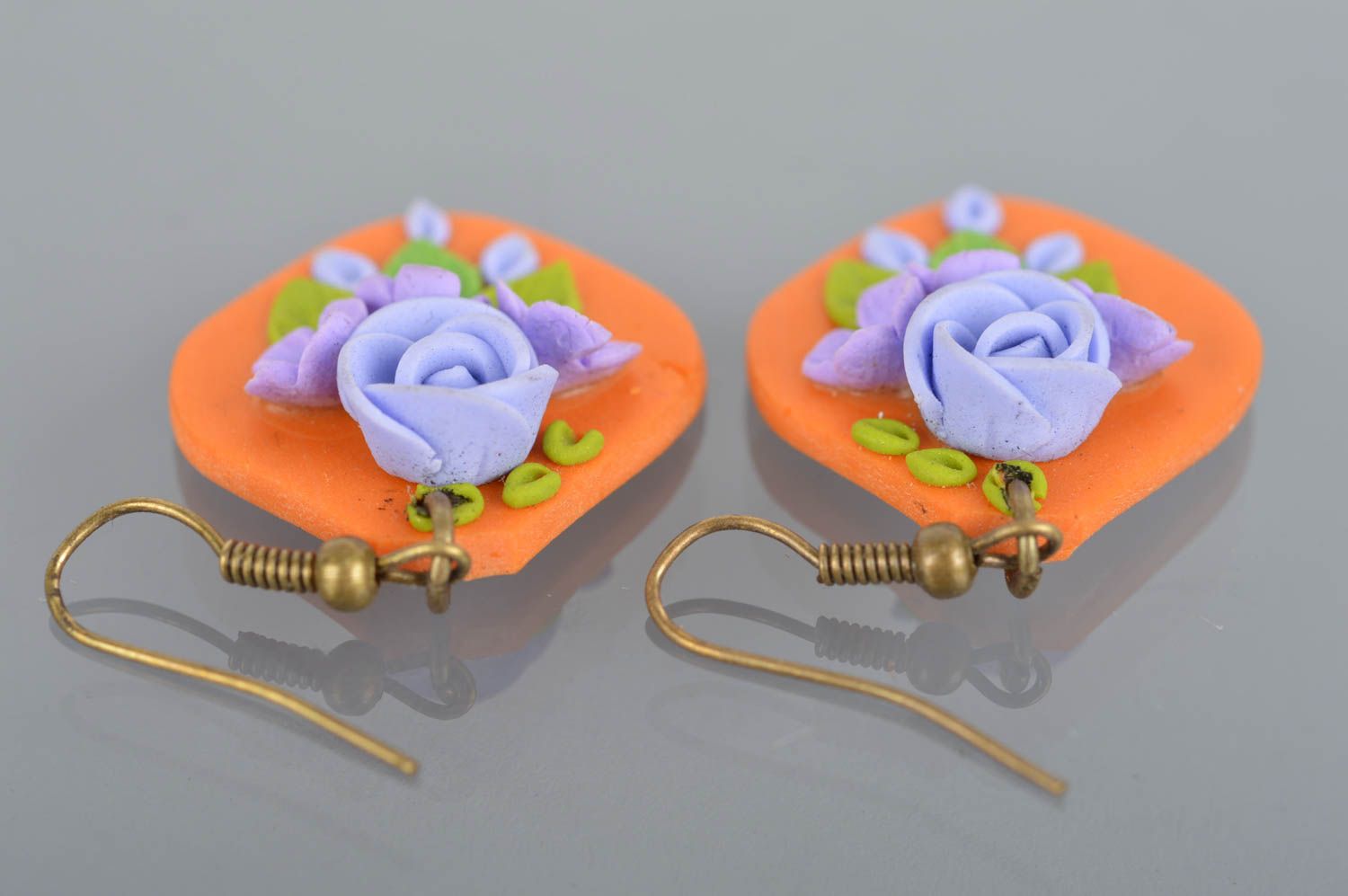 Boucles d'oreilles en pâte polymère orange avec fleurs bleues faites main photo 4