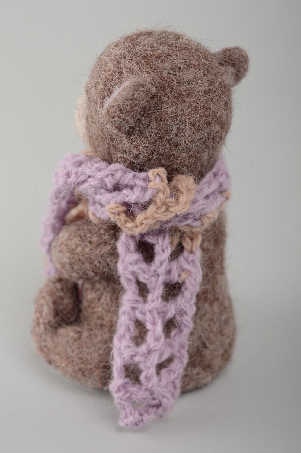 Валяная игрушка мишка в вязаном шарфике фото 3