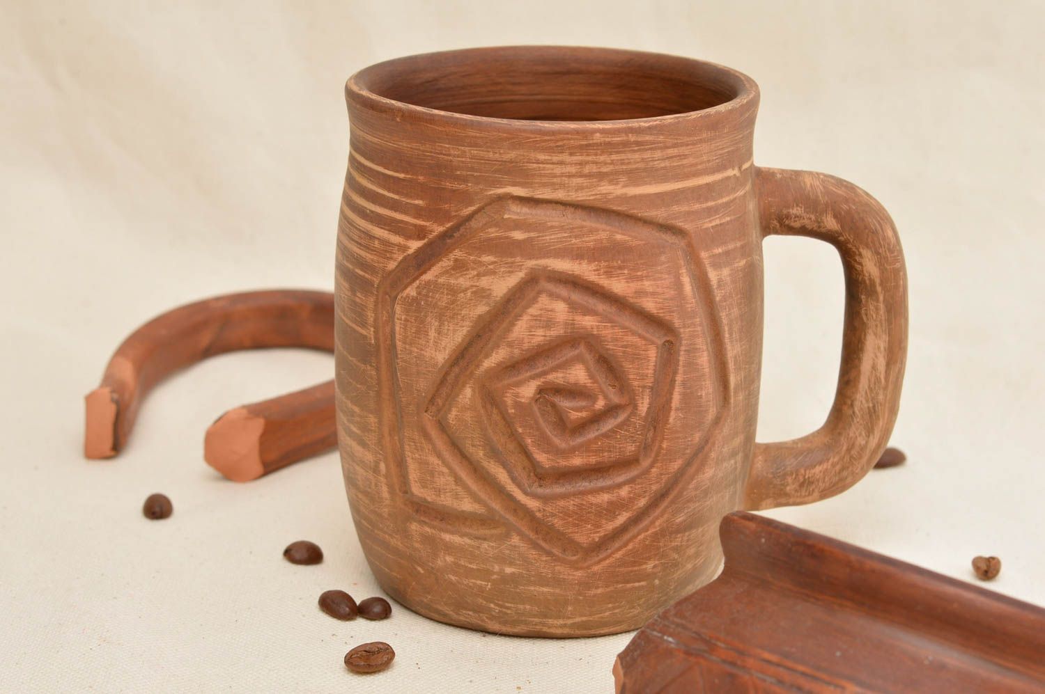 Braune schöne Tasse aus Ton mit Ornament originell künstlerische Handarbeit foto 1