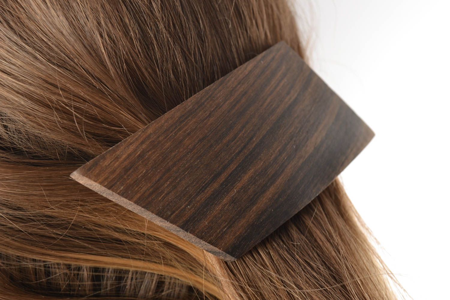 Pasador para el pelo artesanal de madera de nogal oscuro ecológico  foto 1
