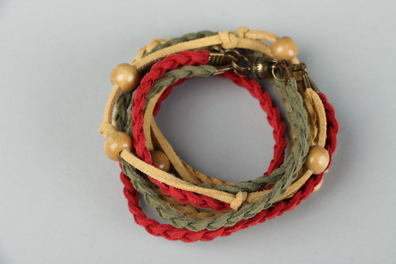 Bracelet en cuir multicolore avec des perles en bois photo 2