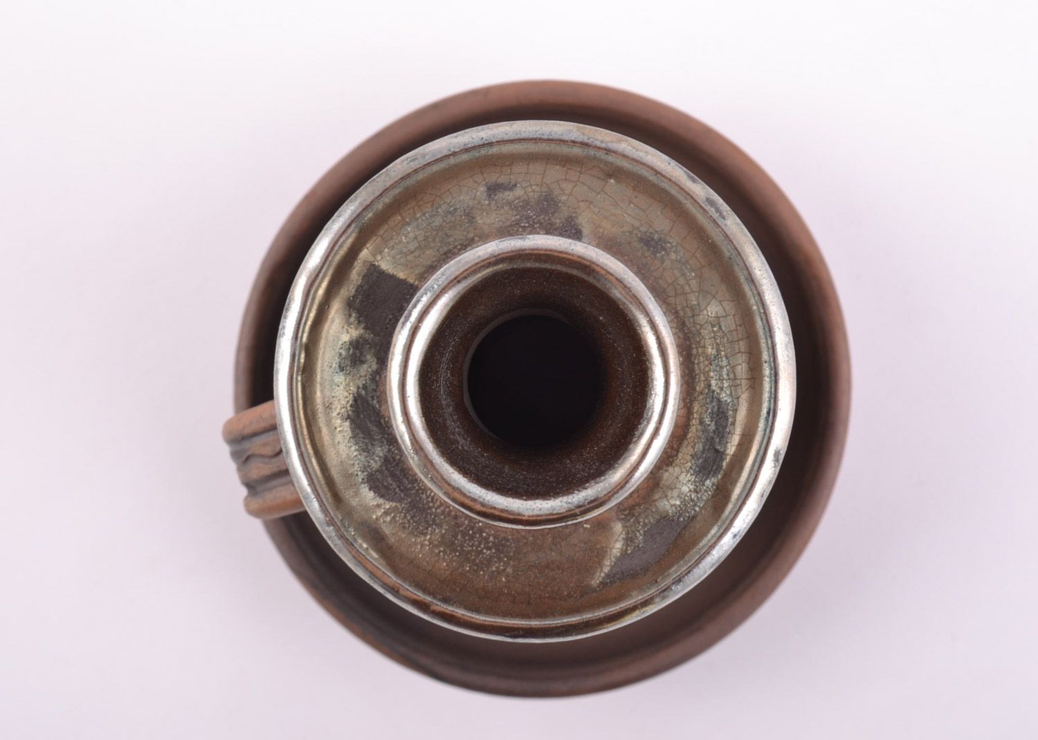 Candelero de arcilla hecho a mano para una vela marrón pequeño foto 3