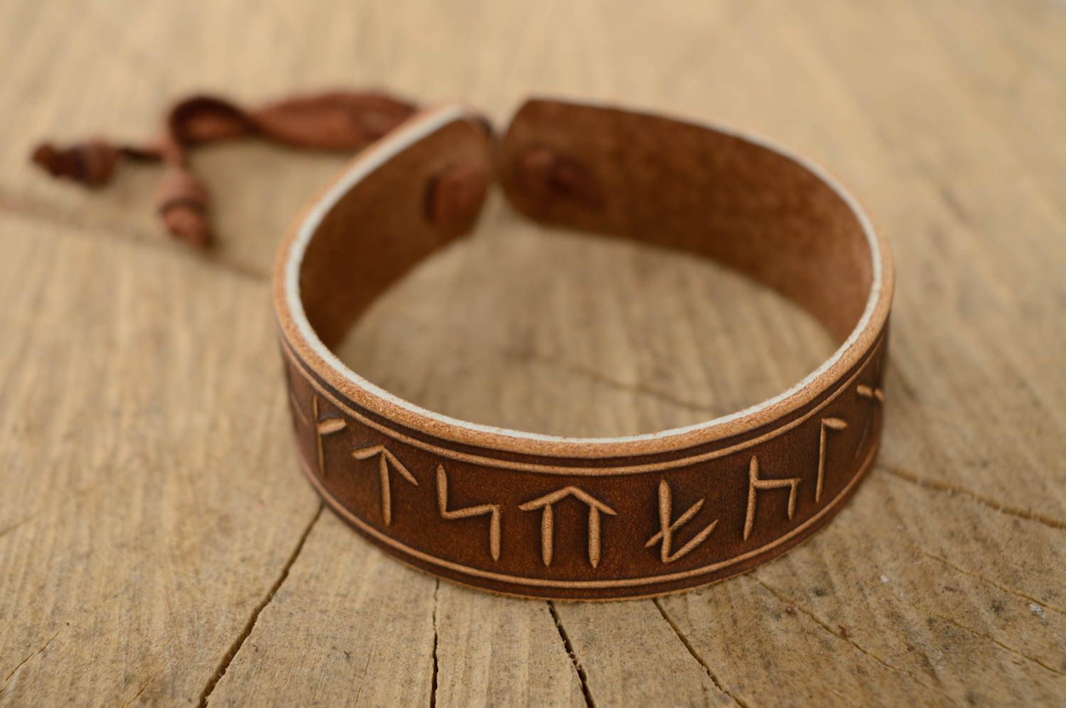 Bracelet en cuir naturel fait main avec runes marron de style ethnique  photo 1