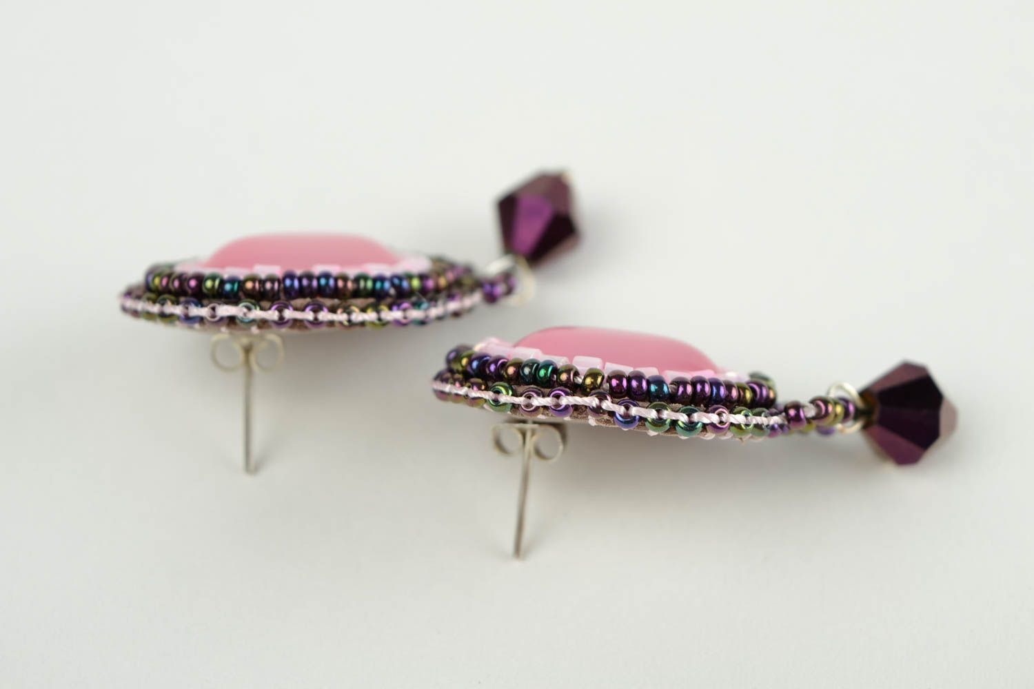 Серьги ручной работы серьги-гвоздики с кабошонами серьги из бисера розовые фото 5