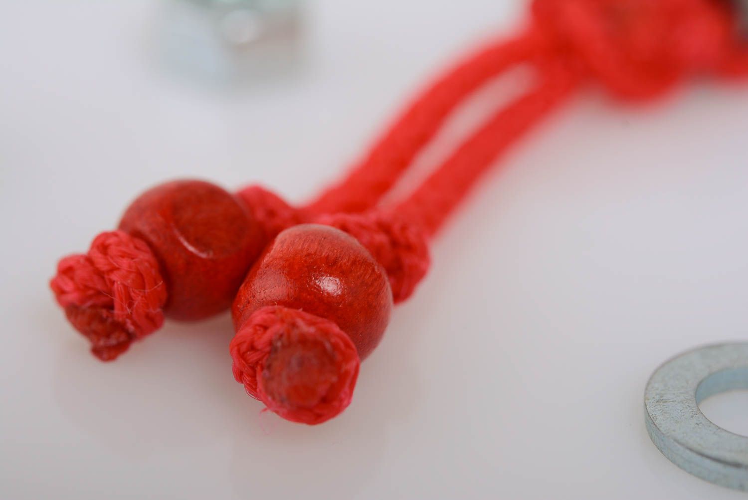 Geflochtener Schlüsselanhänger in Rot handmade schön grell mit Schraubenmuttern foto 5