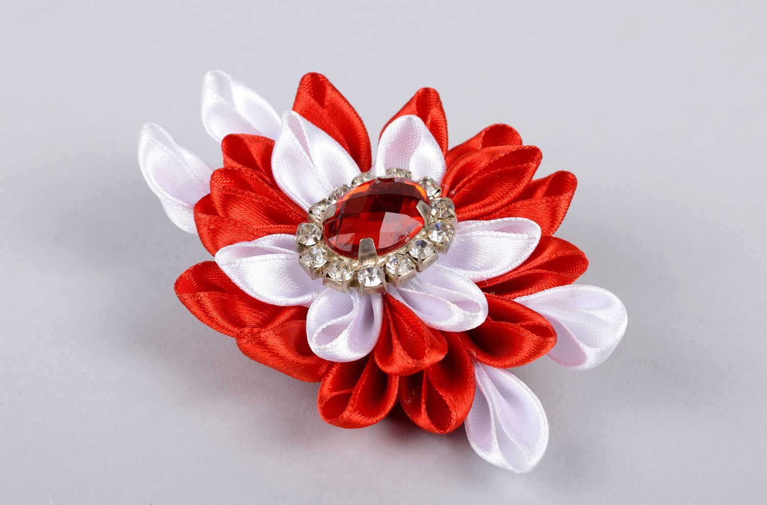 Handmade Blumen Brosche zierlicher Schmuck Accessoire für Frauen aus Textil  foto 2