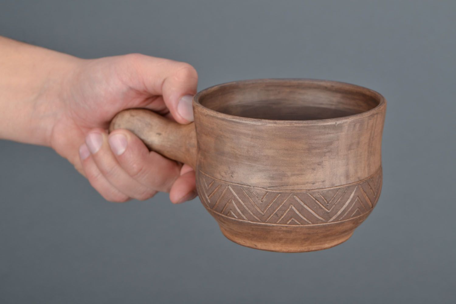 Tasse céramique faite main originale brune avec longue anse de style ethnique photo 2